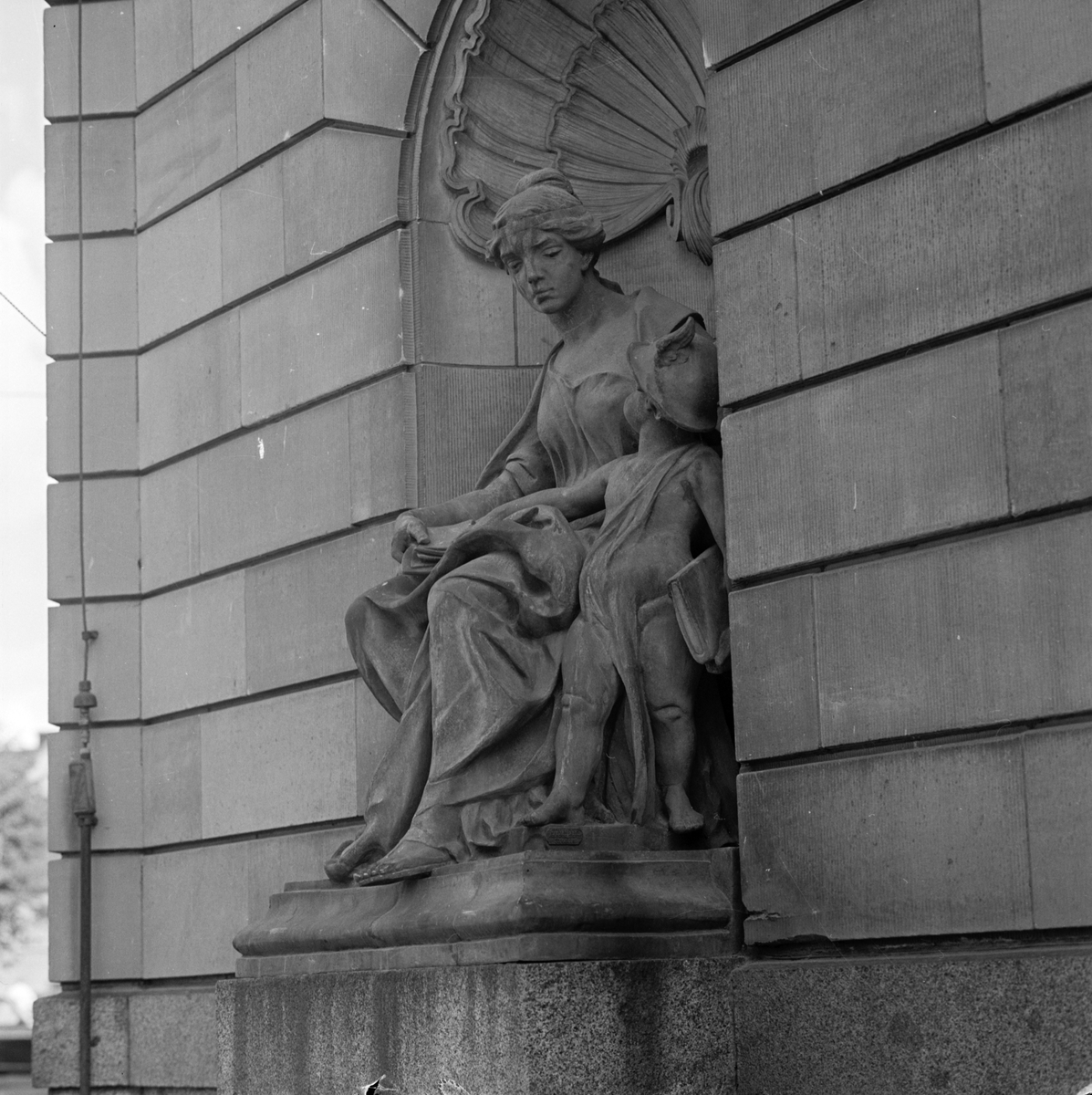 Riksbankens avdelningskontor, skulpturer, Uppsala 1955