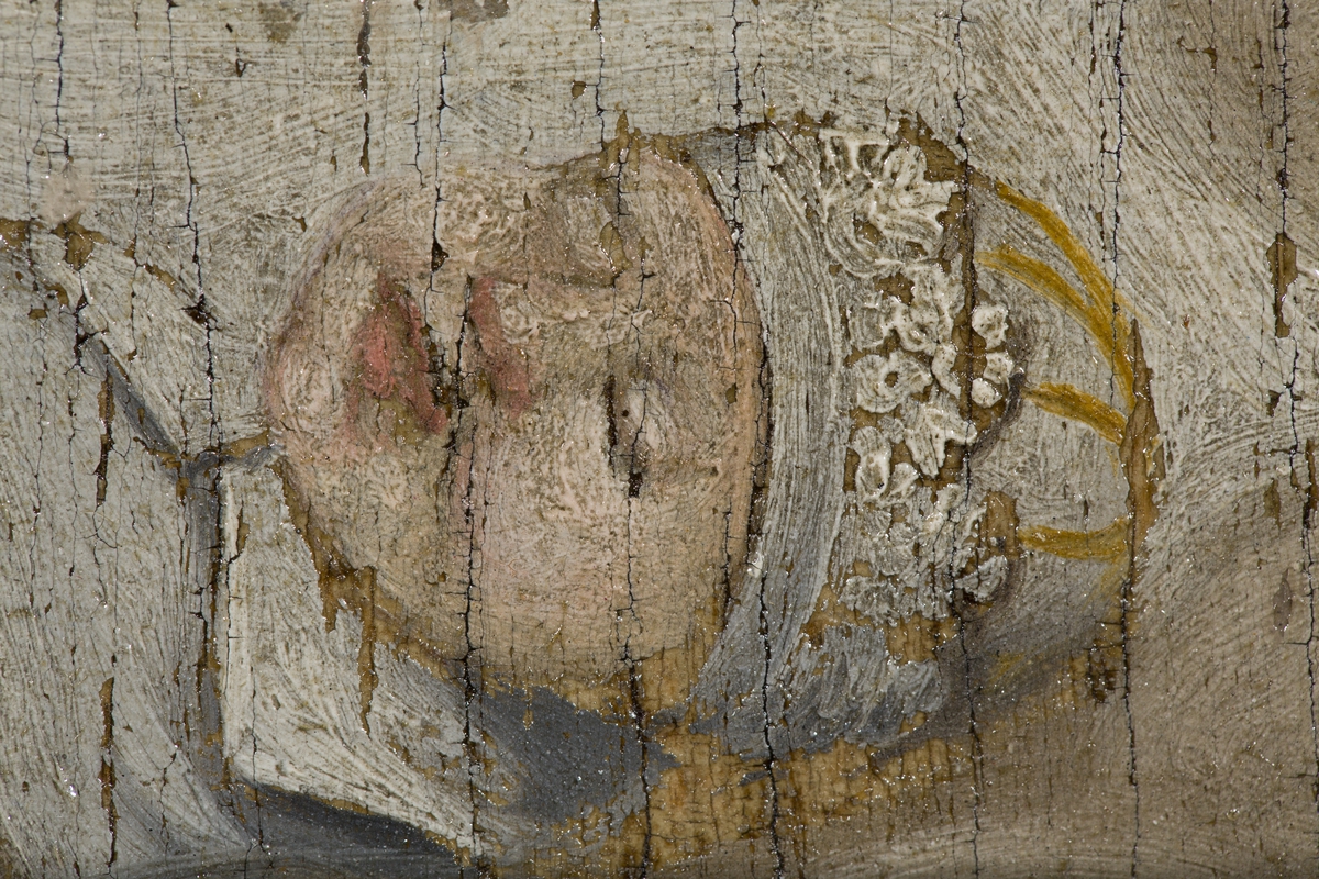 Fra katalogkort:
"Bildet ved innkomsten delvis dekket av sort maling. Behandlet i 1923 av malerikonservator G. Gotaas. Baksiden av platen har vært benyttet som hakkefjel. Rammen delvis fornyet og nå også oppmalt med sort limfarge. Bildet har opprinnelig vært innpasset i større dekorativ ramme. Ukj. opprinnelse og maler, likeså familie, må stamme fra tiden omkring 1650. Adam van Breen sies å ha oppholdt seg i Christiania 1629-42. (Østby: Norsk portretter). 
Sml. epitafium av viseadmiral Jørgen Bjørnsen m.fam. i Holmen k.
Sml. epitafium av Ole Torgersen, prest til Bjørnå, ca. 1637-79, med hustru og 8 barn; særlig pikene har stor likhet. (Roan k.).
Jfr. Grevenor: Norsk malerkunst, s. 175: Adam van Breen?
NF Årsberetning 1923-24."