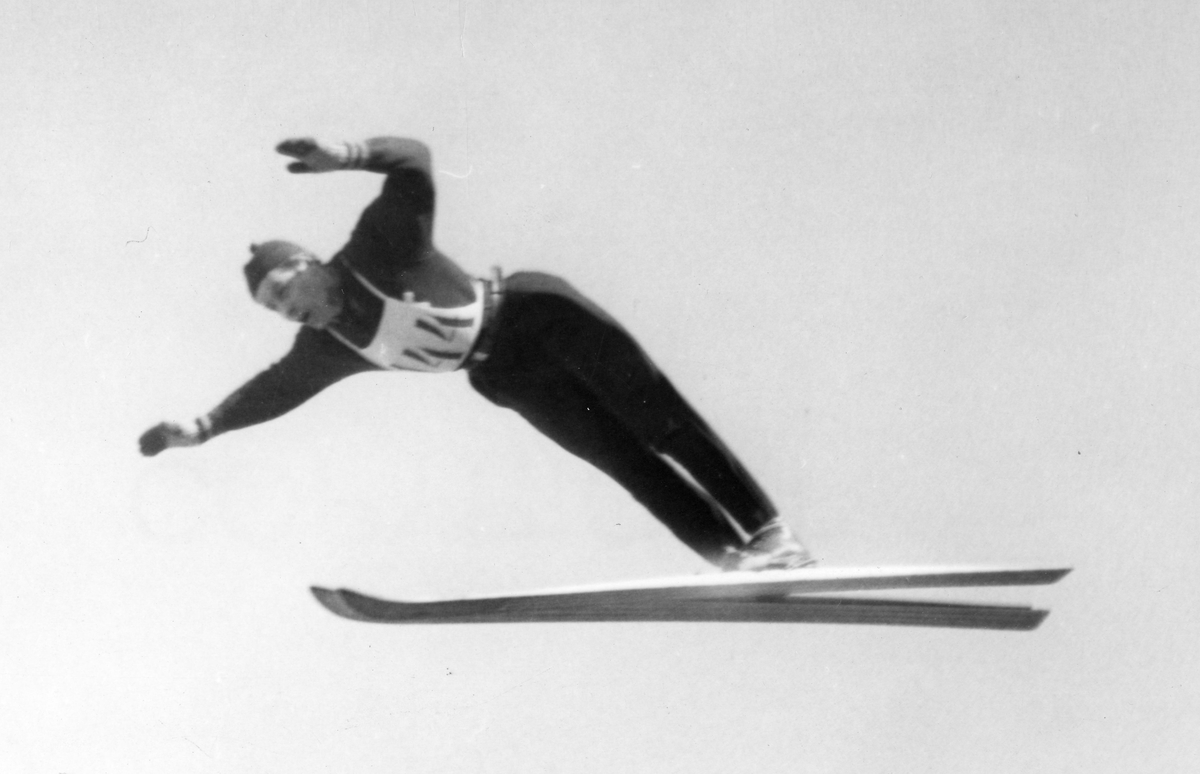 Vidar Lindbo Hansen i svevet. Kongsberg ski jumper Vidar Lindbo Hansen in action.