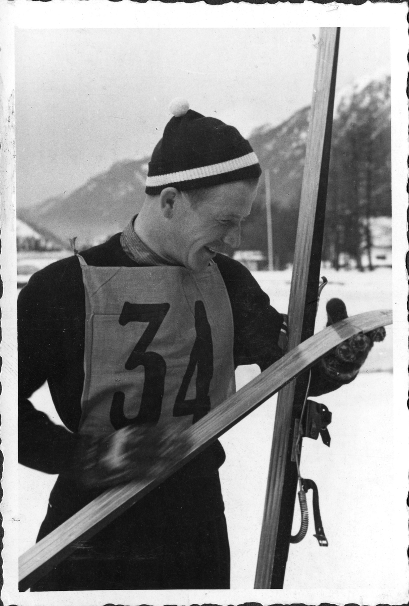 Birger Ruud på sletta i Garmisch-Partenkirchen etter OL-seieren i 1936. Birger Ruud won the jumping competition in the Olympic Games at Garmisch-Partenkirchen in 1936.