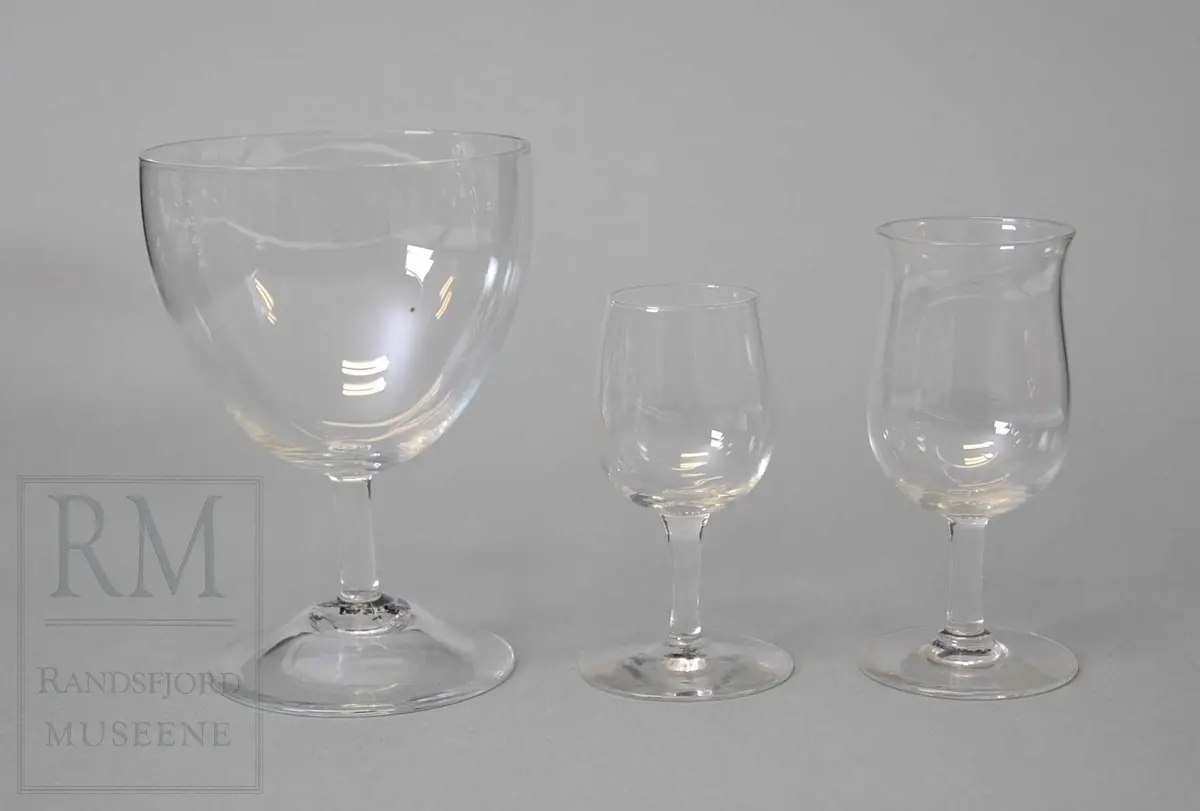 Tre ulike glass. a: Rødvin/øl b: Drammeglass/Likør c: Hetvinsglass.
b kan være modell "INGRID" fra 1948. Denne ble produsert frem til 1971