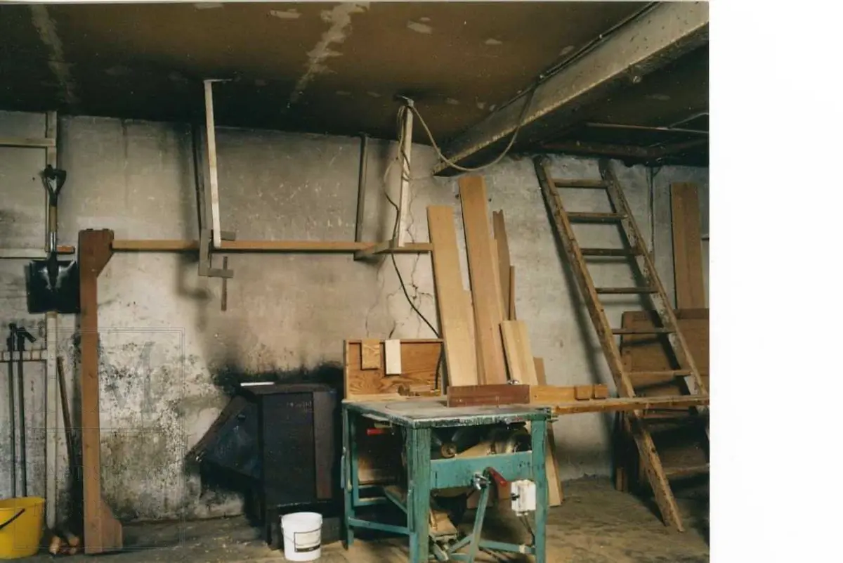 Blekkerud snekkerverksted i Gran rett før det blir revet i 1998