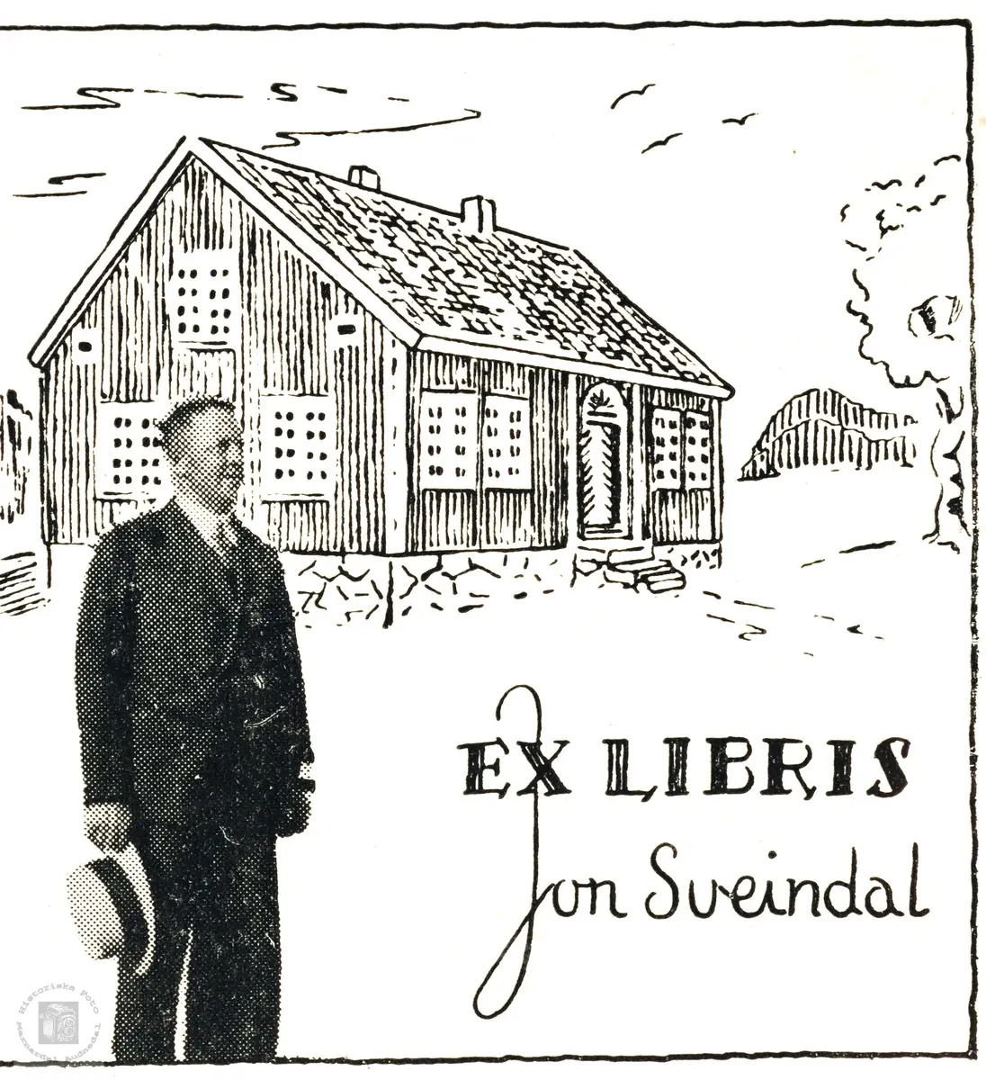 Ex Libris. John Sveindal i forgrunnen av gården Rugabrotet på Sveindal i Grindheim.