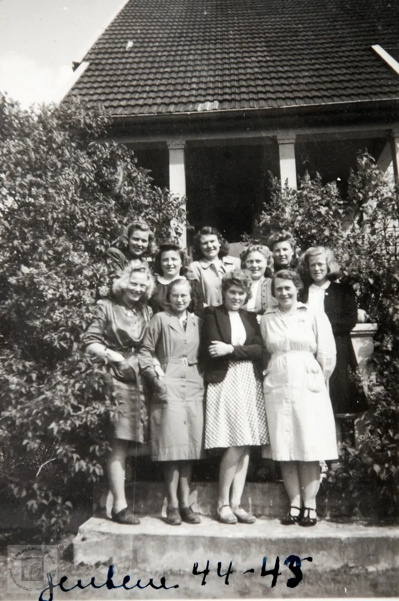 Jentene på Ågedal Realskole 1944/1945. Bjelland senere Audnedal.