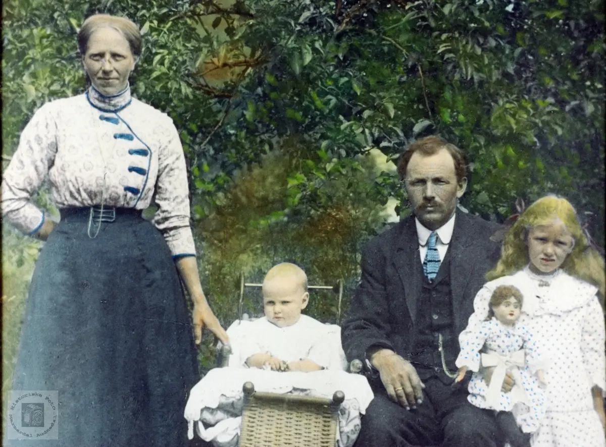 Kollorert familiebilde av familien Høyland. Grindheim Audnedal.