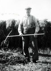 Kjetil Werdal med riva. Grindheim Audnedal.