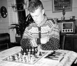 Oddvar Iglebekk i dyp konsentrasjon over sjakkbrettet. Med r