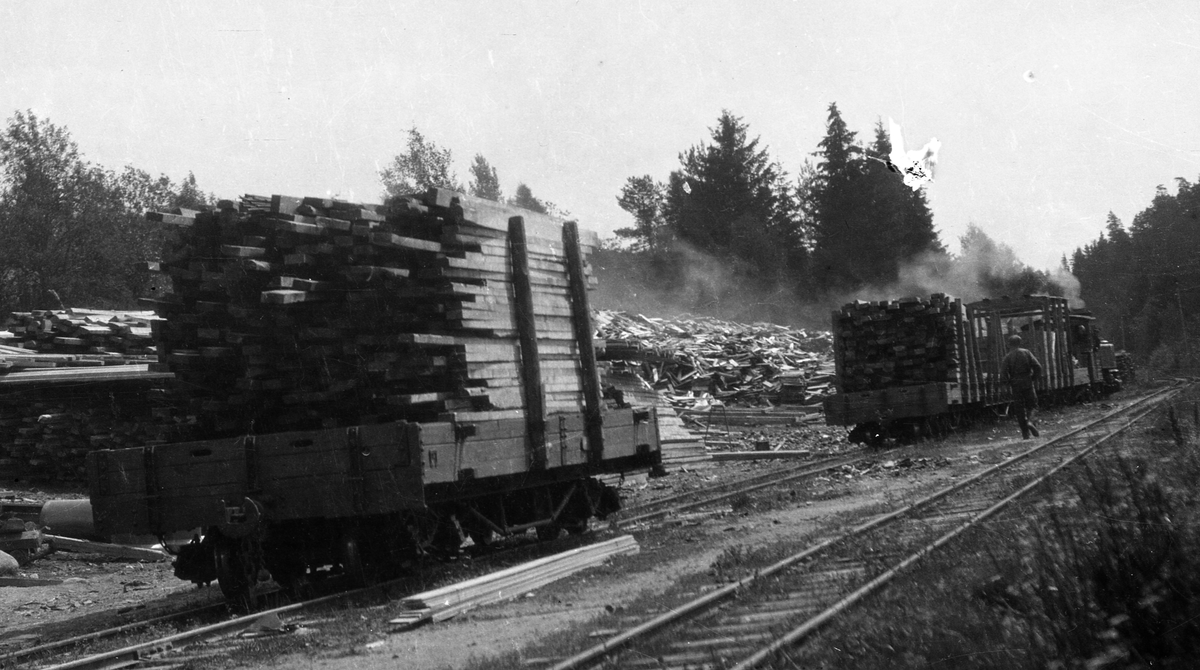 Ved- og plankelagre venter på transport, trolig under krisen i 1918. Lok 3 Høland, vogn No..,No..