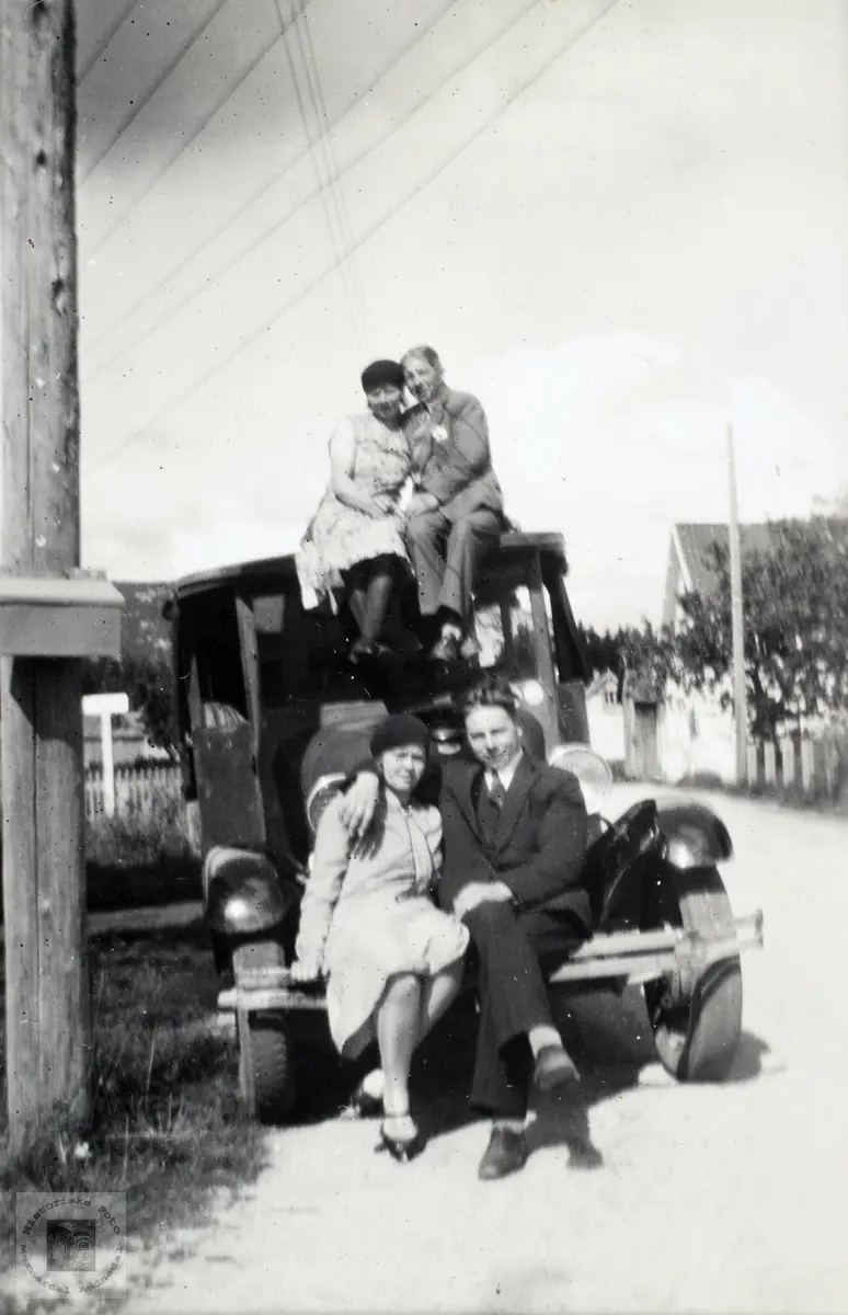 Par på biltur på 1930 tallet
