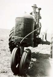 I arbeid med traktor på farmen i Amerika.