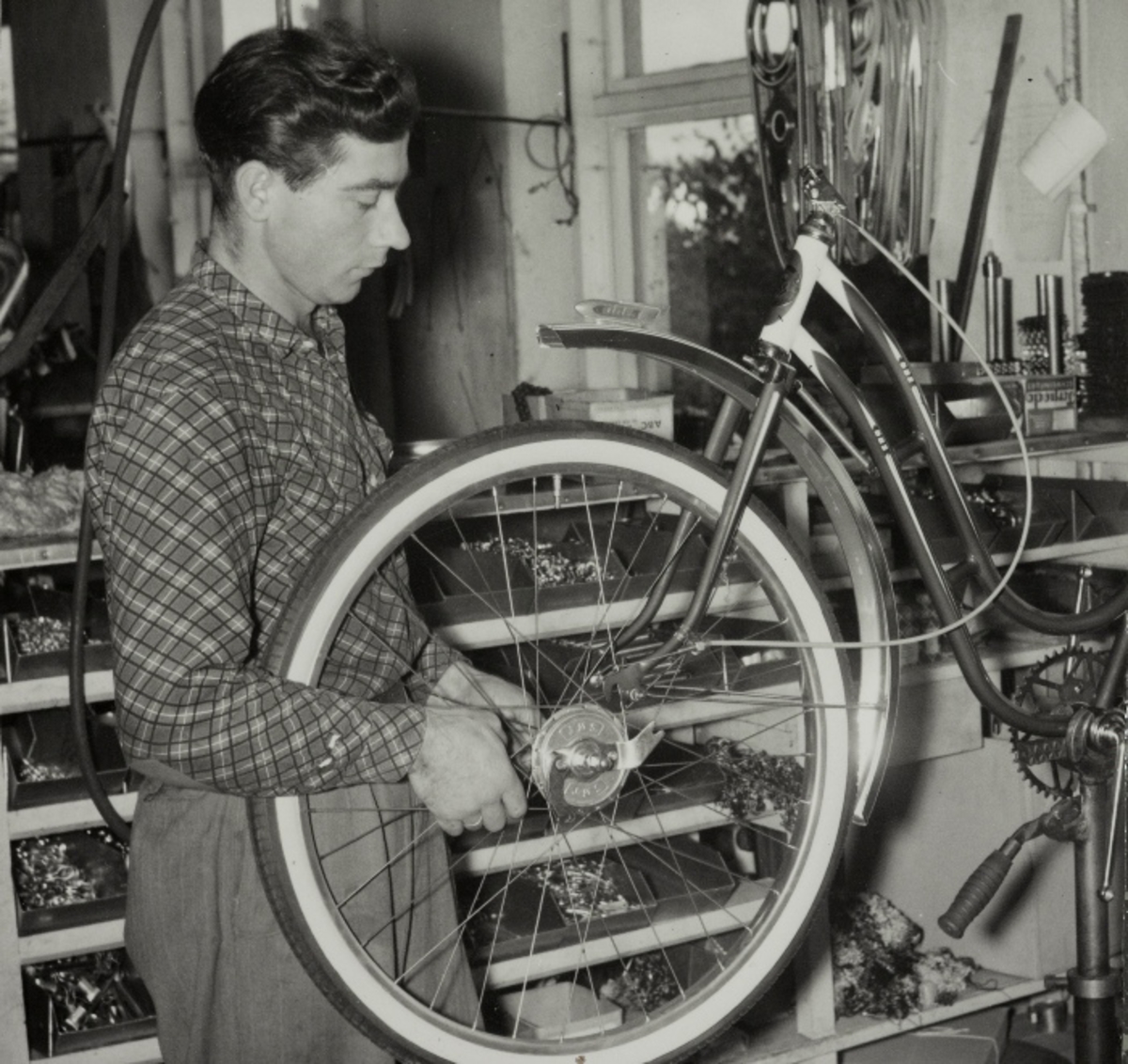 Henry Skår monterer forhjulet på en sykkel i sykkelfabrikkens monteringsavdeling, Jonas Øglænd, Sandnes.