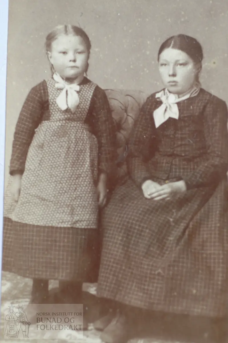 Lovise Othilie f.1881 og Anna Pauline f 1877. Født på Bakkejord i Tromsø. Døtre av Lorentine Evensen.
