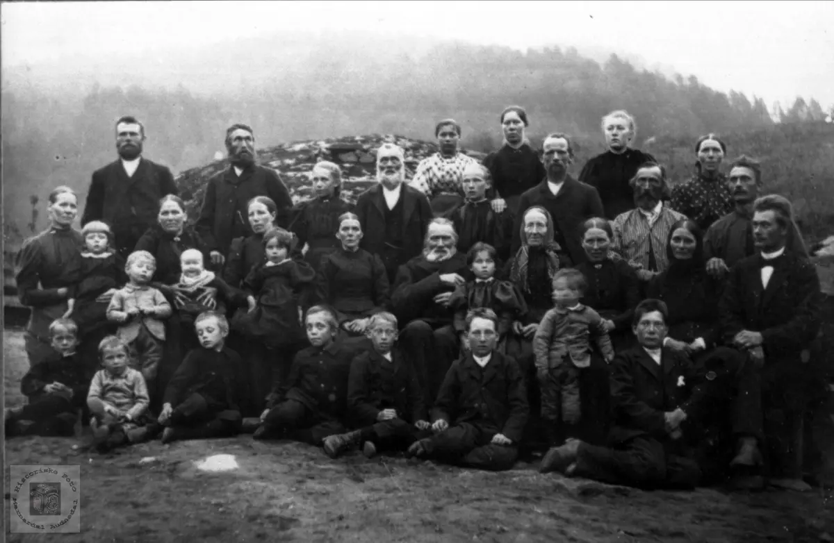 Gardfolk på Nome i Øyslebøi 1897.