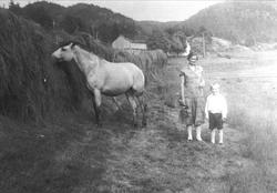 Med hest på Hesså i Bjelland.