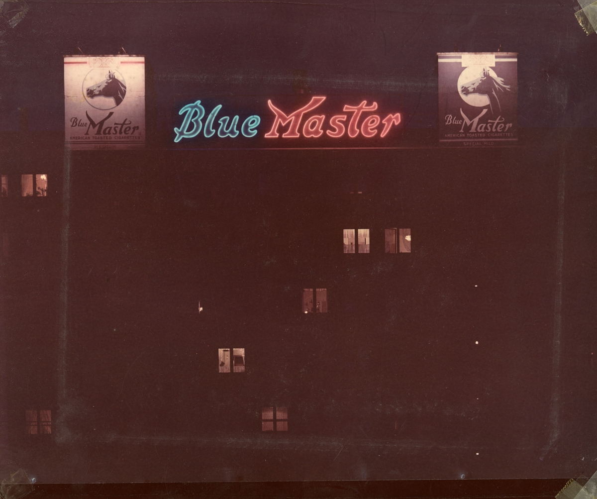 Reklame for Blue Master på fasade på Bogstadveien i Oslo.