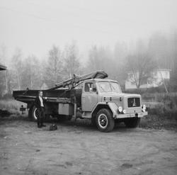 Driftsingeniør Olaf Wiegels foran lastebil som ble benyttet 