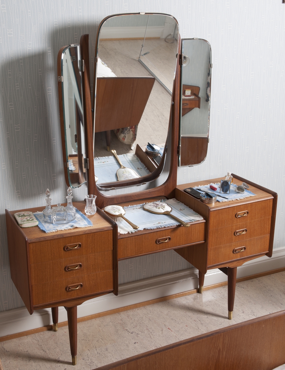 Toalettbord med speil. Teak finert over furu eller gran