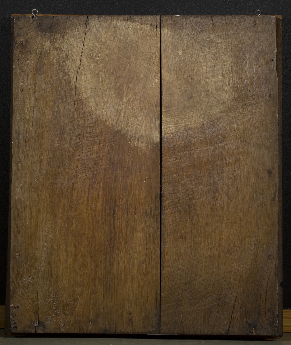 Fra katalogkort:
"Bildet ved innkomsten delvis dekket av sort maling. Behandlet i 1923 av malerikonservator G. Gotaas. Baksiden av platen har vært benyttet som hakkefjel. Rammen delvis fornyet og nå også oppmalt med sort limfarge. Bildet har opprinnelig vært innpasset i større dekorativ ramme. Ukj. opprinnelse og maler, likeså familie, må stamme fra tiden omkring 1650. Adam van Breen sies å ha oppholdt seg i Christiania 1629-42. (Østby: Norsk portretter). 
Sml. epitafium av viseadmiral Jørgen Bjørnsen m.fam. i Holmen k.
Sml. epitafium av Ole Torgersen, prest til Bjørnå, ca. 1637-79, med hustru og 8 barn; særlig pikene har stor likhet. (Roan k.).
Jfr. Grevenor: Norsk malerkunst, s. 175: Adam van Breen?
NF Årsberetning 1923-24."