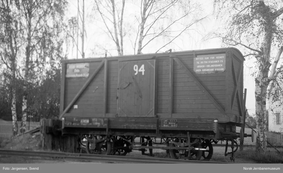 Lukket løftekasse nr. 94 på normalsporet vogn litra K2 på Sørumsand stasjon