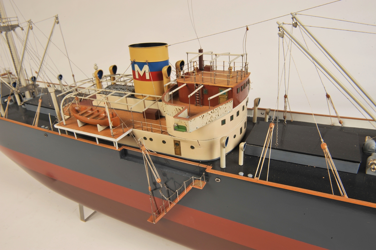 Skala  1:100, blåsort skrog, rødbrunt undervannsskrog, midtskipsbru