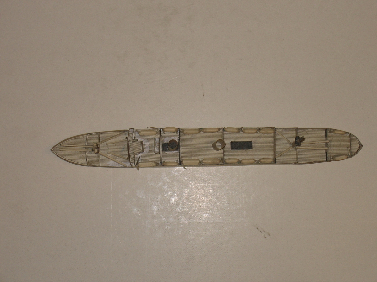 Modell i tynn kartong av DS "Stavangerfjord", klippet ut og limt sammen av produsent Bård Kolltveit ved museet. Hvit med sorte tegninger

