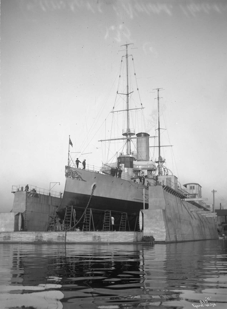 TordenskjoldDraug (b. 1897, Armstrong, Newcastle), (KNM), panserskip, i Nylands flytedokk