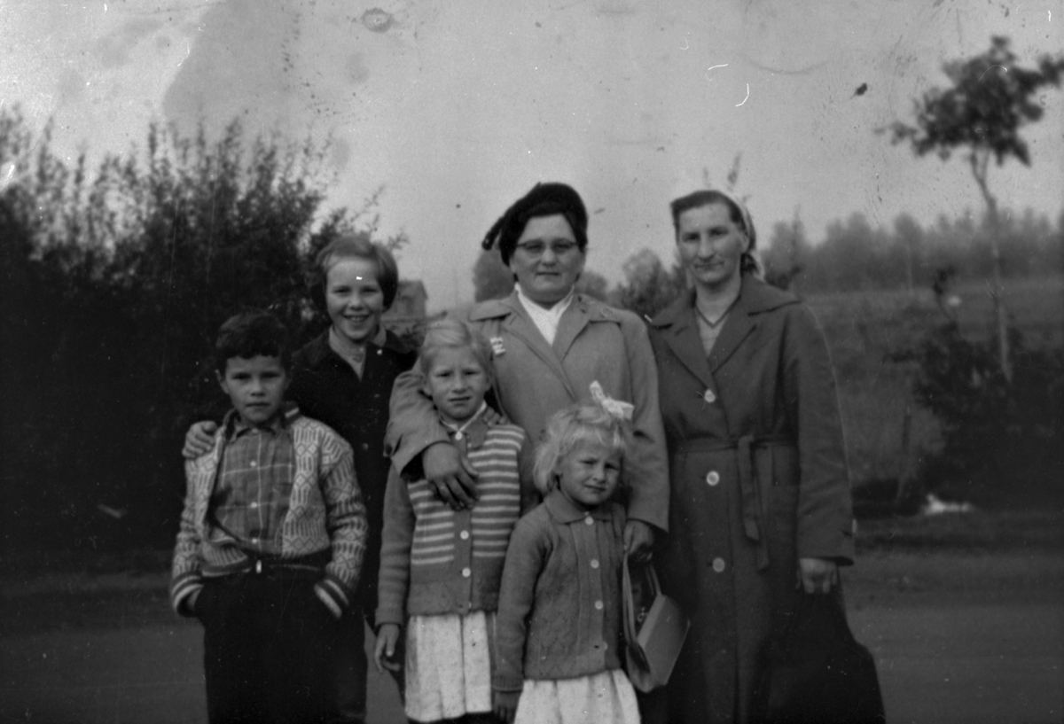 Gruppebilde; Gunda Rygh og hennes søster Julie Wilhelmsen. Barna er Aud og Tore, barn av Anny på Øyra i Talvik og Gunn Anita Rygh og Alida Rygh