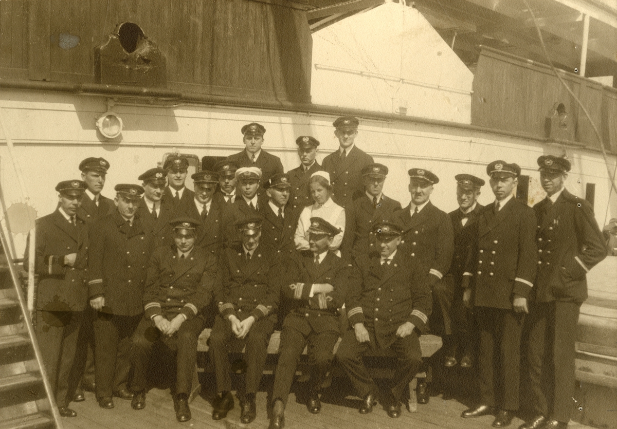 Mannskap på D/S Bergensfjord i 1913. Kaptein Bull i midten