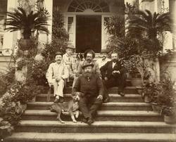 Gruppebilde med Consul Mickelsen med staben i Kina.