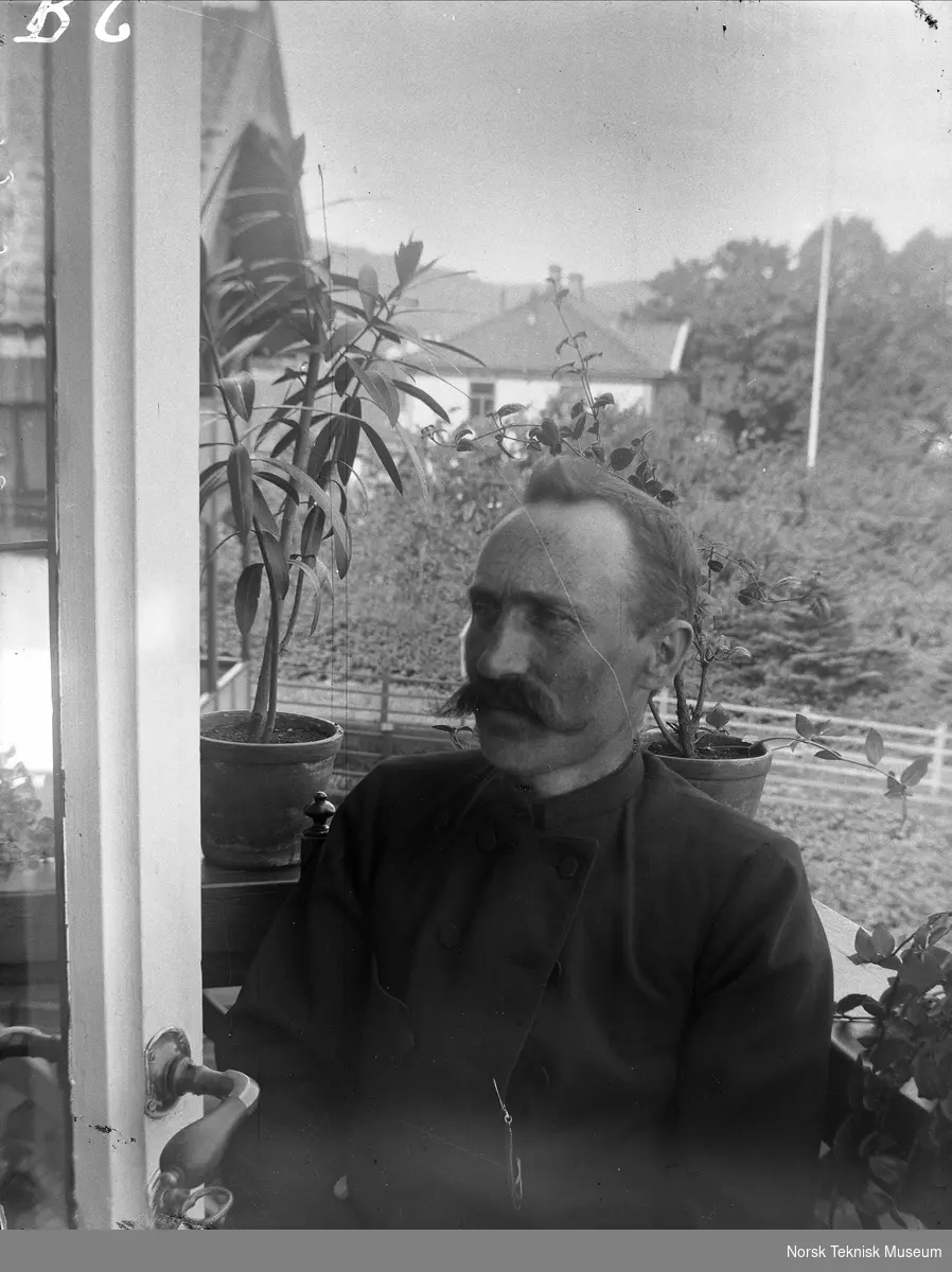 Ægidius Elling på verandaen, omkring 1900