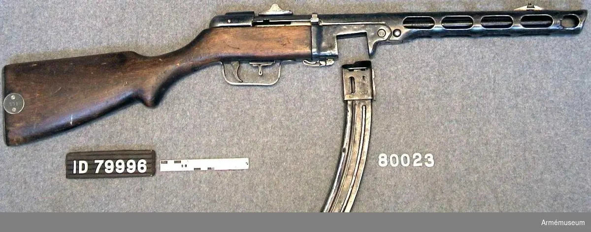 Kulsprutepistol m/1941, PPSh-41, Ryssland. Kaliber 7.62 mm, tillverkningsnr 1605 (171). Tillverkningsår 1942. Märkt med "Sovjetrepublikens" stjärna.

Samhörande AM 6545 kulsprutepistol PPSh-41, AM 6546 stångmagasin 35-skotts, framåtböjt. 