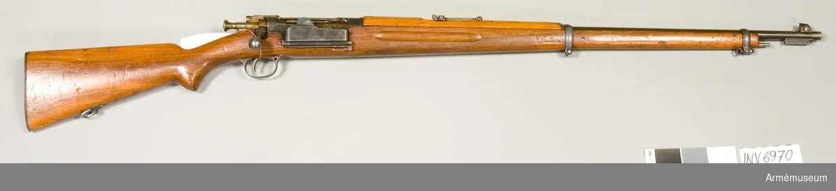 Tillverkningsnummer 139944. Tillverkare Kongsbergs vapenfabrik år 1919. Märkt med Kongsbergs stämpel. Övre rembygeln saknas.
