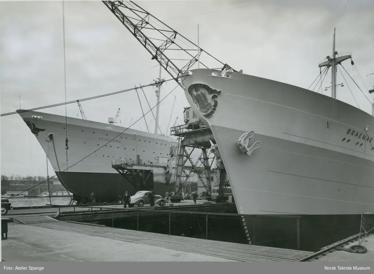 Eksteriør, passasjer- og lasteskipet M/S Braemar, B/N 494 i tørrdokk på Akers Mek. Verksted. Skipet ble levert i 1953 til Fred. Olsen & Co. M/S Oslofjord ligger til kai ved siden av.