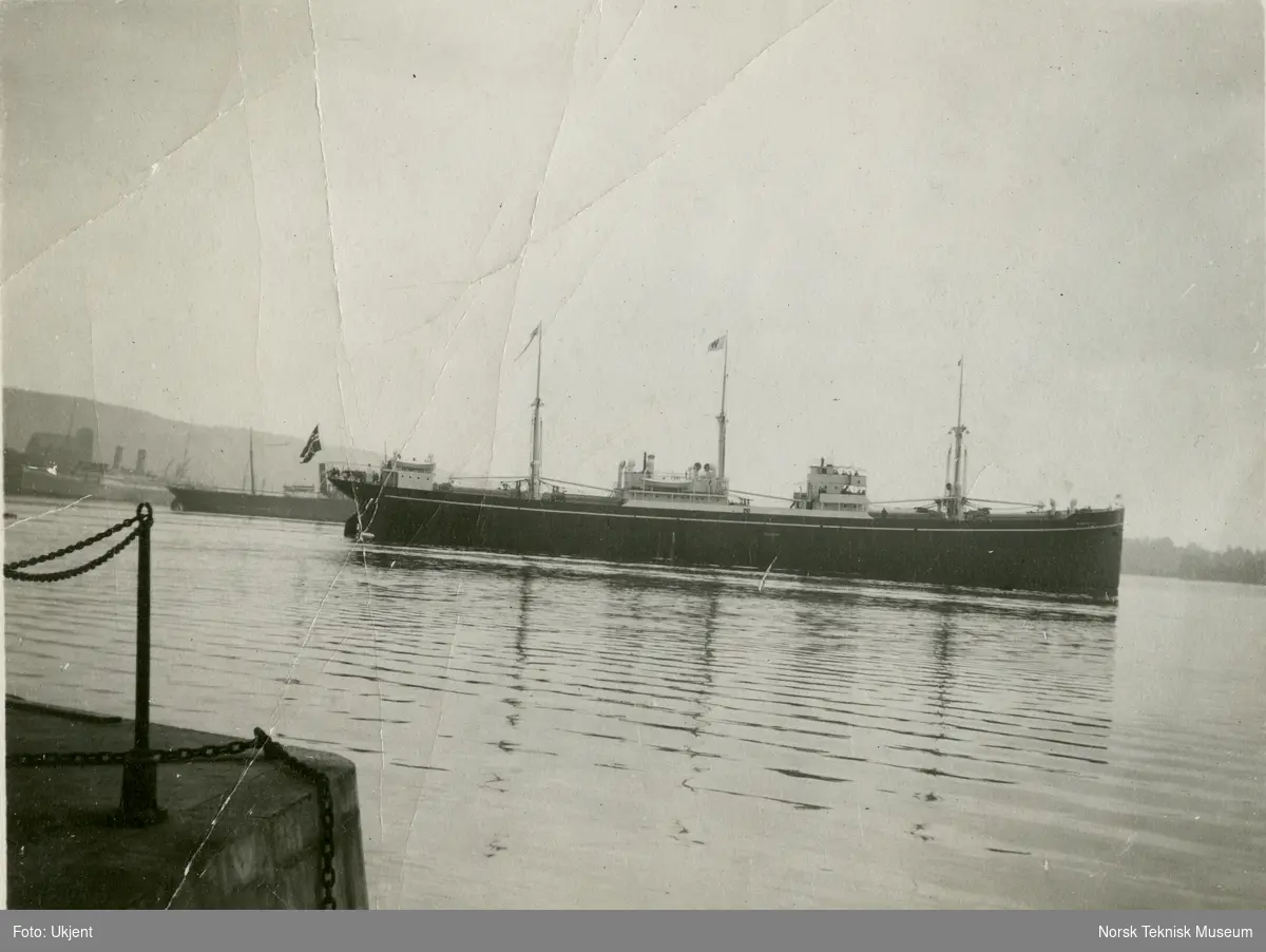 Eksteriør, lastebåten M/S America, B/N 389 under prøvetur i Oslofjorden 20. september 1921. Skipet ble levert av Akers Mek. Verksted i 1921 til W. Wilhelmsen, Tønsberg.