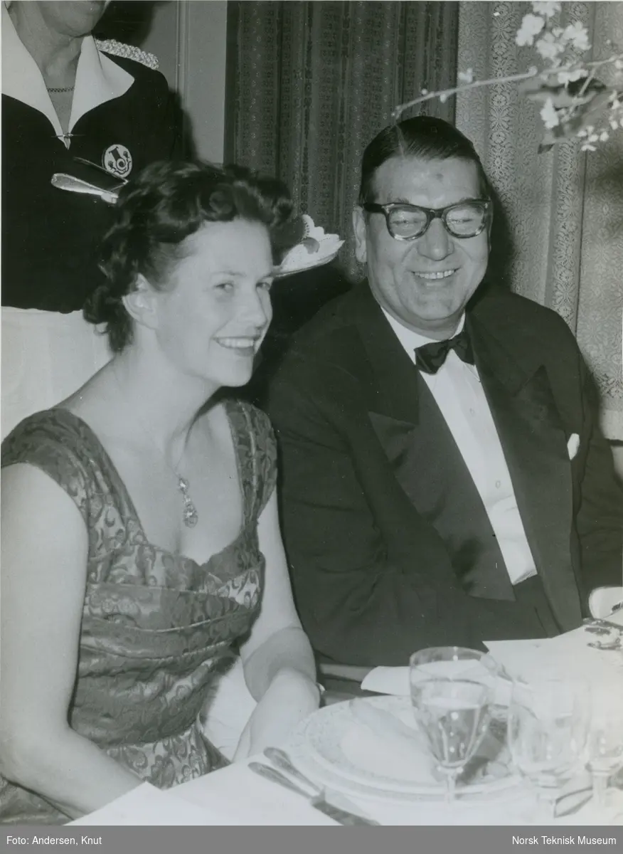 Alfred I. Thommesen og en kvinne under middag på Continental etter stabelavløpning av tankeren M/S Bjørkaas, B/N 517 på Akers Mek. Verksted 21. februar 1959. Skipet ble levert til Arnt J. Mørland i 1959.