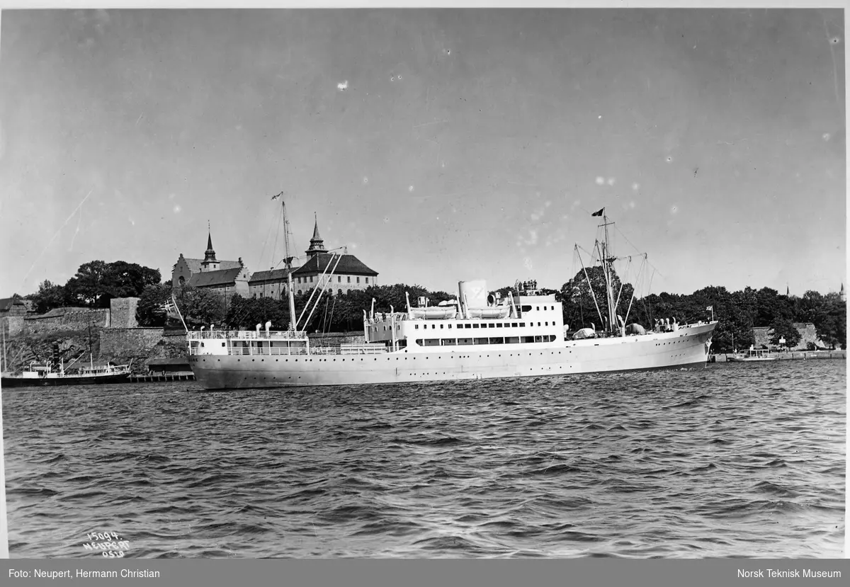 Eksteriør, passasjer- og lastebåten M/S Bretagne, B/N 470 (solgt og omdøpt til M/S Massalia i 1958), foran Akershus Festning. Skipet ble levert av Akers Mek. Verksted i 1937 til Fred. Olsen & Co, Oslo.