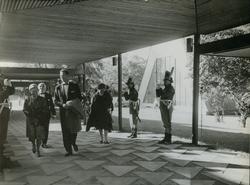 Gjester på vei inn på restaurant Najaden på Sjøfartsmuseet i