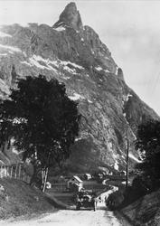 Med bil gjennom Romsdal i 1919. Bilen er antagelig en Cadill