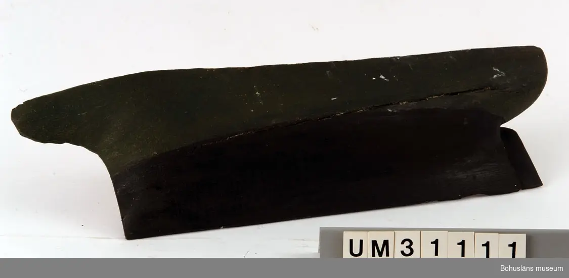 Halvmodell  av klipperstävat skrov. 
Skrov målat i grönt och bottnen i svart.  

För ytterligare upplysningar om Carl Gustaf Bernhardson samt om förvärvet, se UM31100.