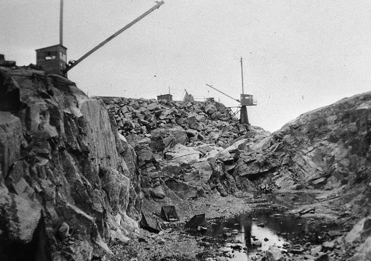 Enl. tidigare noteringar: "Repro av foto. Från byggandet av Sotenkanalen. 
Arbetsplats där kanalen spränger genom berg. 
Repro 1985 av foto tillhörande Gustav Rundberg, Bovallstrand.