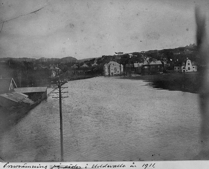 Text på kortet: "Översvämning på söder i Uddevalla år 1911".


