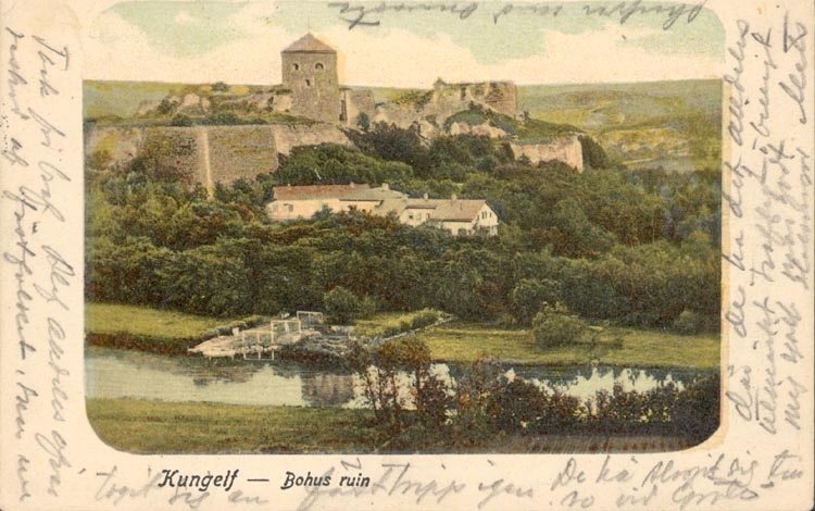 Tryckt text på kortet: "Kungelf - Bohus ruin".


