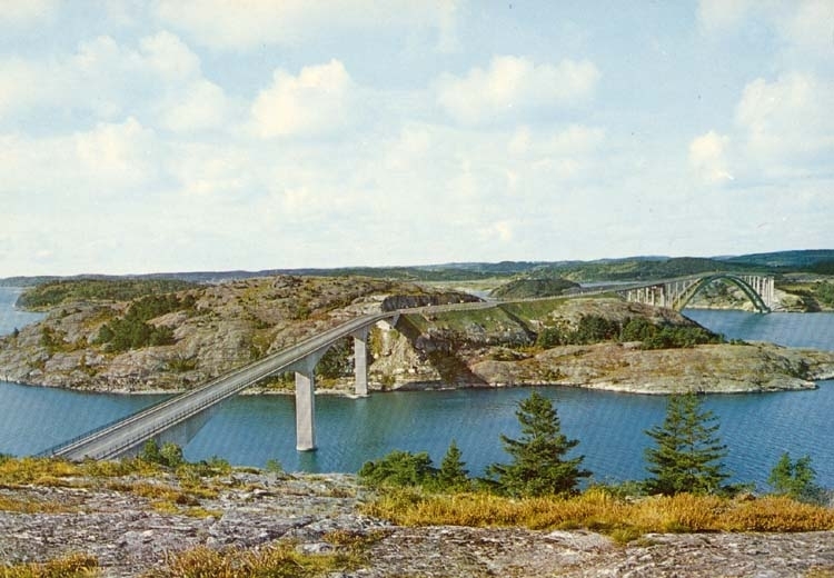 Tryckt text på kortet: "Tjörnbroarna över Källösund och Askeröfjorden."
"Ultraförlaget A-B Solna."
