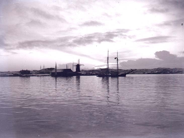 Enligt text som medföljde bilden "Hamnen Marstrand".