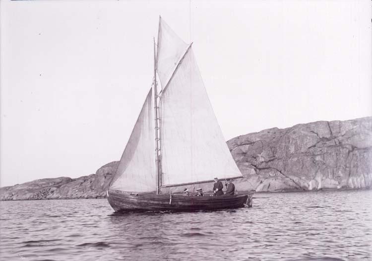 Enligt text som medföljde bilden: "Gåsö. Hj. Carlssons båt Som. 1910."