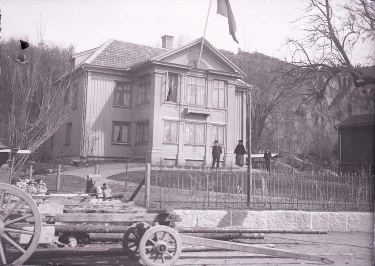 Enligt text som medföljde bilden: "D. Mattssons villa Uddevalla 21/5."