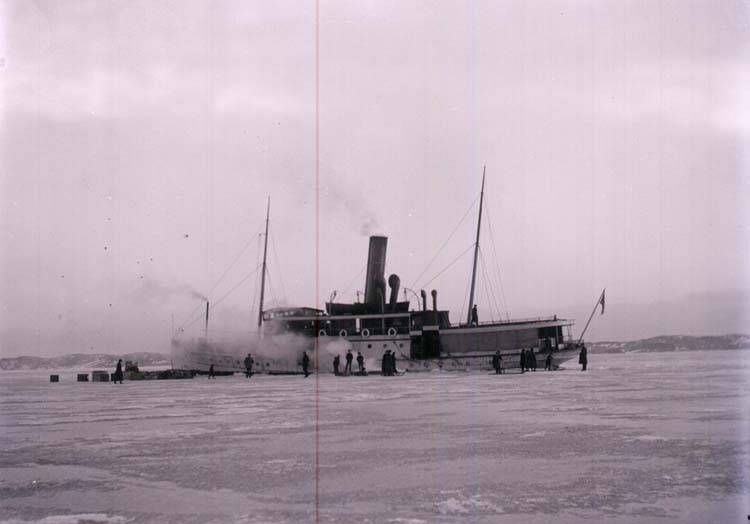 Ångaren MARSTRAND på isbelagda Gullmaren 1917.