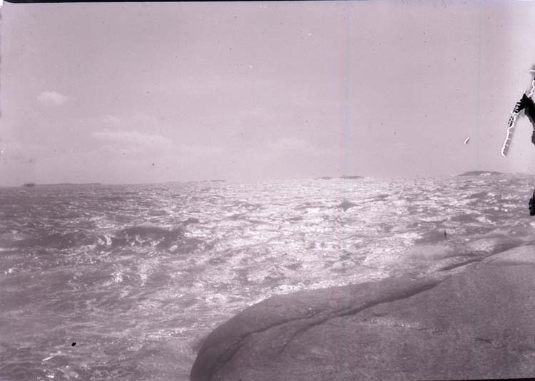 Enligt text som medföljde bilden: "Lysekil. Vid Stångehufud. Solsken på hafet 12/6 1901."