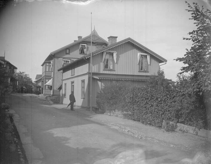 Enligt text som medföljde bilden: "Lysekil Hallgrens hus från dr. Wides villa 1898".