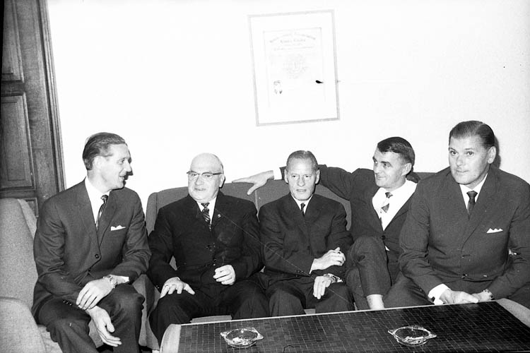 Enligt fotografens notering: "Litograf. jub. Lysekil 1966. Fr. vänster: Stig Andersson, Sten Carlsson, Nils Nydén, Erling Johansson och Erik Johansson".
